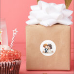 Chibi Bride and Groom Under the Stars Runder Aufkleber<br><div class="desc">Enthält 20 kleine Aufkleber auf einem Blatt. Niedliche himmlische Hochzeitsbilderin im kawaii-Stil mit sternenförmigen Akzenten,  ideal für Geschenke,  Kunsthandwerk und Aufkleber.</div>