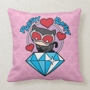 Chibi Catwoman sitzt auf einem großen Diamanten Kissen