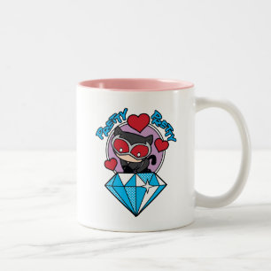 Chibi Catwoman sitzt auf einem großen Diamanten Zweifarbige Tasse