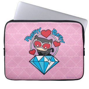 Chibi Catwoman sitzt oben auf großen Diamanten Laptopschutzhülle