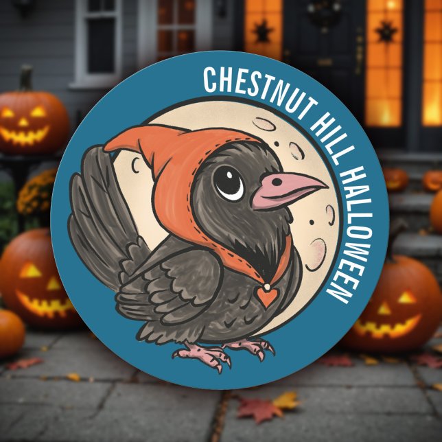 Chibi Crow & Full Moon Niedliche Halloween-Leckere Runder Aufkleber (Chibi crow in orange hood with harvest moon - cute, customizable Halloween sticker design.)