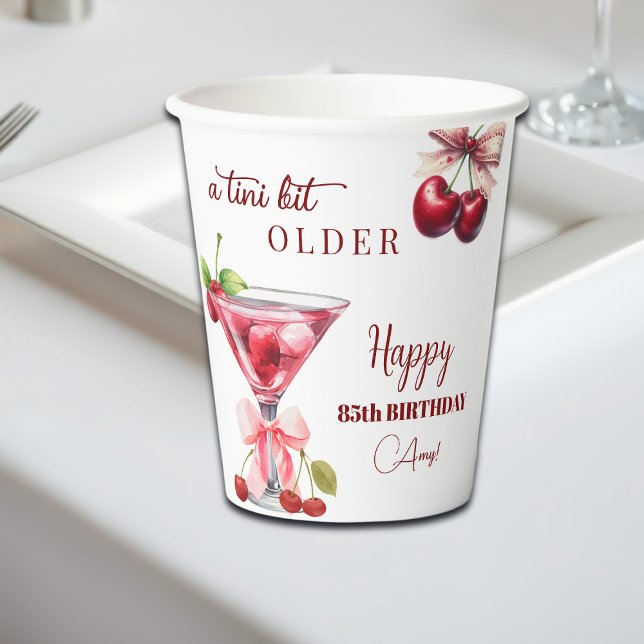 Chic A Tini Bit älter Cherry Martini 85. Geburtsta Pappbecher (Von Creator hochgeladen)