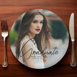 Chic Abschluss Foto Black Script Overlay Party Pappteller<br><div class="desc">Diese schicke Party-Papier-Platte mit ausgeklügelten handgeschriebenen schwarzen Skripten über ein trendy komplettes Foto Ihres Absolventen. Passen Sie dieses moderne Studentendekor mit Ihrem Studienjahr und Namen an.</div>