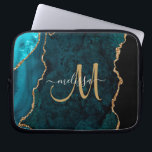 Chic Aquamarin Gold Glitzer Agate Custom Monogram Laptopschutzhülle<br><div class="desc">Fügen Sie Ihrem Notebook eine Touch Glitzer und Glasur hinzu,  mit diesem individuellen Laptop-Ärmel mit einem aquamarinen Hintergrund,  der mit Imitaten goldenen Glitzer Akzent gesetzt ist. Personalisieren Sie Ihre Monogramm Initial-in-Handschrift Schrift Kalligraphie mit Ihrem Namen oben. Entworfen für Sie von Extreme T-Shirts!</div>