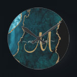 Chic Aquamarin Gold Glitzer Agate Custom Monogram Runde Wanduhr<br><div class="desc">Fügen Sie Ihrer Wohngestaltung eine Touch Glitzer und Glanz mit dieser eleganten personalisierten Uhr mit einem aquamarinen Akzent mit Imitaten goldenen Glitzer. Personalisieren Sie Ihre Monogramm Initial-in-Handschrift Schrift Kalligraphie mit Ihrem Namen oben. Ein einzigartiges Geschenk für Geburtstag,  Urlaub und jeden besondere Anlass. Entworfen für Sie von Extreme T-Shirts!</div>