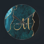 Chic Aquamarin Gold Glitzer Agate Custom Monogram Runde Wanduhr<br><div class="desc">Fügen Sie Ihrer Wohngestaltung eine Touch Glitzer und Glanz mit dieser eleganten personalisierten Uhr mit einem aquamarinen Akzent mit Imitaten goldenen Glitzer. Personalisieren Sie Ihre Monogramm Initial-in-Handschrift Schrift Kalligraphie mit Ihrem Namen oben. Ein einzigartiges Geschenk für Geburtstag,  Urlaub und jeden besondere Anlass. Entworfen für Sie von Extreme T-Shirts!</div>