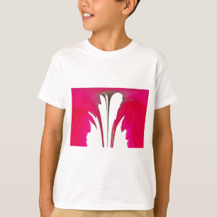 Chic atemberaubende rote Rose unter dem weißen Him T-Shirt