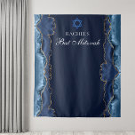 Chic Bat Mitzvah Party Navy Blue Gold Foto Booth Wandteppich<br><div class="desc">Eleganter Marineblau und Goldmedaille schmücken die Seite dieses modernen Bat Mitzvah Party Foto Stand. Der Name Ihrer Tochter ist in einem schönen formalen Drehbuch unter dem Stern von David geschrieben. Ideal für eine schicke,  stilvolle jüdische Familie,  die ihre Tochter feiert,  die zur Tora gerufen wird.</div>