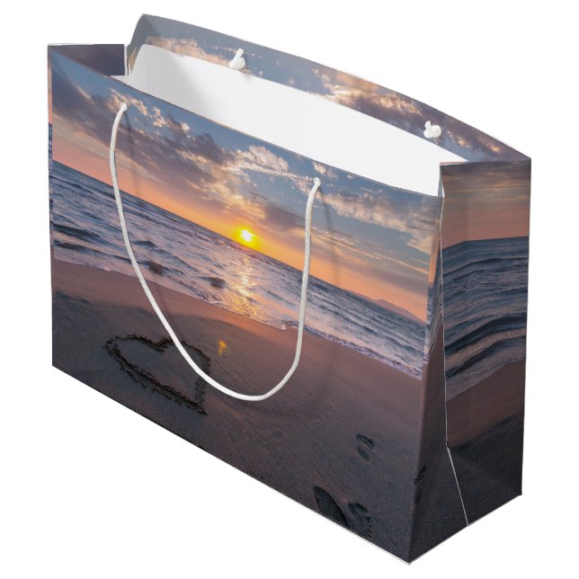 Chic Beach Sunset Herz in Sand Große Geschenktüte (Rückseite Schrägansicht)
