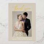 Chic Beige Hochzeitsskripte für Fotos Folieneinladung<br><div class="desc">Mit den Fotos Simple Modern Beige Custom Wedding 2 mit Goldfolie Dankeschön an Sie. Danke Card Vorlagen. Diese personalisierten Vorlagen bieten einen schlanken und vielseitigen Weg, Ihren Lieben, die an Ihrem besonderen Tag teilgenommen haben, Ihre Wertschätzung zu vermitteln. Die Vorlagen sind sauber, schlicht, zeitlos und modern gestaltet, sodass Sie zwei...</div>
