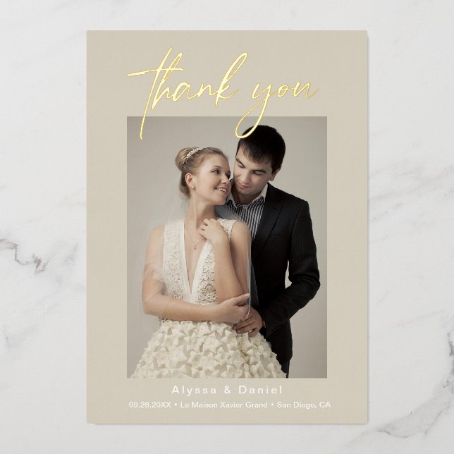 Chic Beige Hochzeitsskripte für Fotos Folieneinladung (Vorderseite)