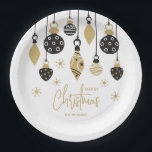 Chic Black and Gold Weihnachtsschmuck Pappteller<br><div class="desc">Schwarze und goldene Weihnachtsbaumschmuck und Schneeflocken heben diese Teller mit Ihrem Namen hervor und fröhliche Weihnachten in schicker Schrift. Ideal für Ihre privaten oder geschäftlichen Feierlichkeiten. In 2 Größen erhältlich. PASSENDE Artikel in unserer Sammlung.</div>