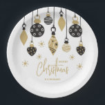 Chic Black and Gold Weihnachtsschmuck Pappteller<br><div class="desc">Schwarze und goldene Weihnachtsbaumschmuck und Schneeflocken heben diese Teller mit Ihrem Namen hervor und fröhliche Weihnachten in schicker Schrift. Ideal für Ihre privaten oder geschäftlichen Feierlichkeiten. In 2 Größen erhältlich. PASSENDE Artikel in unserer Sammlung.</div>