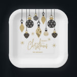 Chic Black and Gold Weihnachtsschmuck Pappteller<br><div class="desc">Schwarze und goldene Weihnachtsbaumschmuck und Schneeflocken unterstreichen diese quadratischen Feiertagszeitung-Teller mit Ihrem Namen und frohe Weihnachten in schicker Schrift. Ideal für Ihre privaten oder geschäftlichen Feierlichkeiten. PASSENDE Artikel in unserer Sammlung.</div>