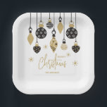 Chic Black and Gold Weihnachtsschmuck Pappteller<br><div class="desc">Schwarze und goldene Weihnachtsbaumschmuck und Schneeflocken unterstreichen diese quadratischen Feiertagszeitung-Teller mit Ihrem Namen und frohe Weihnachten in schicker Schrift. Ideal für Ihre privaten oder geschäftlichen Feierlichkeiten. PASSENDE Artikel in unserer Sammlung.</div>