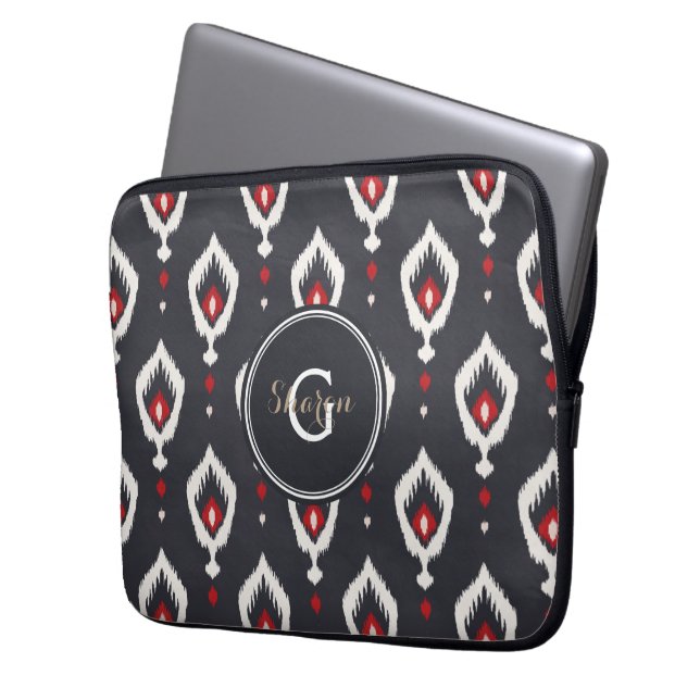 Chic black and red ikat tribal pattern monogram laptopschutzhülle (Vorderseite Links)