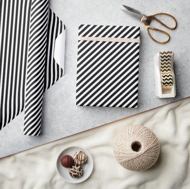 Chic Black and White Diagonal Stripes Muster Geschenkpapier (Kunsthandwerk)