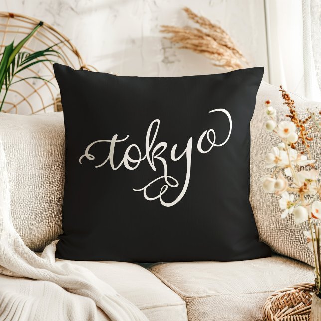 Chic Black and White Tokyo Japan Typografie Kissen (Von Creator hochgeladen)