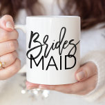 Chic Black Calligraphy Bridesmaid Zweifarbige Tasse<br><div class="desc">Diese schicke schwarze Kalligrafie-Tasse macht das perfekte Geschenk für eine Brautjungfrau. Gib diese Tasse deinen besten Freunden,  sie fragen,  ein Teil deines Brautparty zu sein.</div>