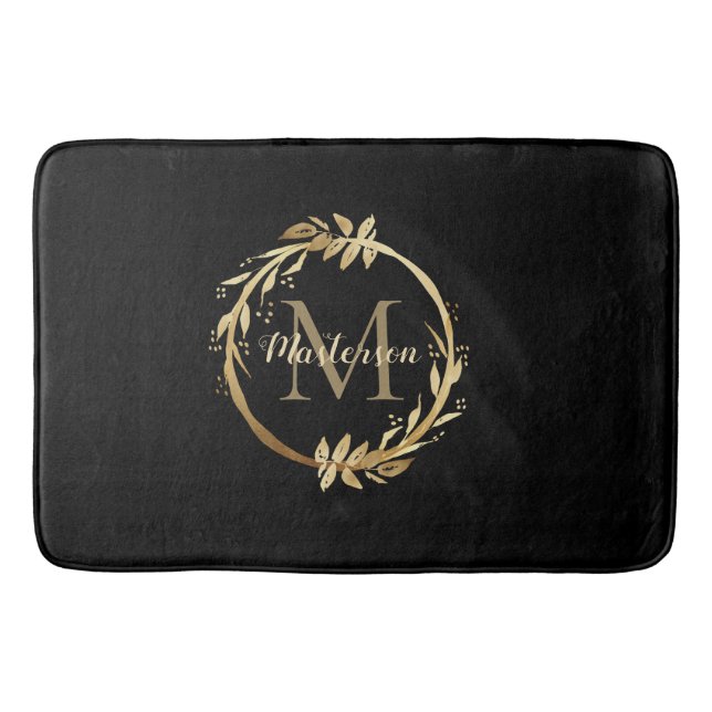 Chic Black Gold Monogram Eukalyptus Wreath Badematte (Vorderseite)