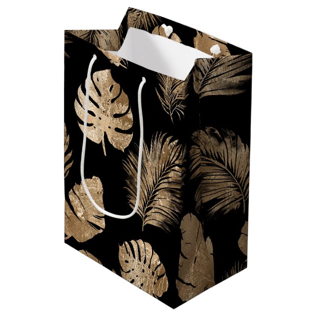 Chic Black Gold Tropical Blätter Mittlere Geschenktüte (Vorderseite Schrägansicht)
