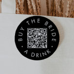 Chic Black kauft die Braut einen Drink QR Code Button<br><div class="desc">Dieses schicke Schwarz kaufen die Braut ein Getränk QR-Code Button ist perfekt für einen einfachen Junggeselinnen-Abschied oder Brautparty. Das einfache,  dunkle Design besticht durch klassisch minimalistische Schwarz-Weiß-Typografie und ein stilvolles,  elegantes Ambiente. Anpassbar in jeder Farbe.</div>