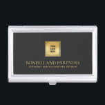 Chic Black Leather Business Corporate Gold Logo Visitenkarten Dose<br><div class="desc">Dieser luxuriöse Visitenkartenhalter verfügt über eine raffinierte, schwarz-graue Ledertexturierung, perfekt gepaart mit Ihrem Firmenlogo auf einem Imitat-Gold-Overlay für einen beruflichen Premium-Look. Ihr Name, Beruf oder Firmenname zeichnet sich durch opulente goldene Schriften aus und schafft einen zeitlosen und unvergesslichen Eindruck. Ideal für Profis in verschiedenen Branchen, wie z.B. Anwesen-Planung, Recht, Finanzen,...</div>