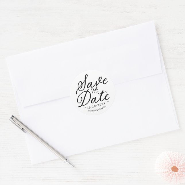 Chic Black Script Wedding Save the Date Runder Aufkleber (Umschlag)