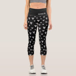 Chic Black Silver Herzmuster Personalisierter Name Capri Leggings<br><div class="desc">Dieses moderne Design weist einen schwarzen Hintergrund mit einem silbernen Herzmuster auf, das mit Ihrem Namen personalisiert ist, indem Sie den Text in der Textbox bearbeiten. #Leggings #wear #apparel #gifts #Fitness #sports #fitnessapparel #fitnesswear #fashion #modische #style #stylish #trendy #trendy #heart #personalified gifts #personalisiert</div>