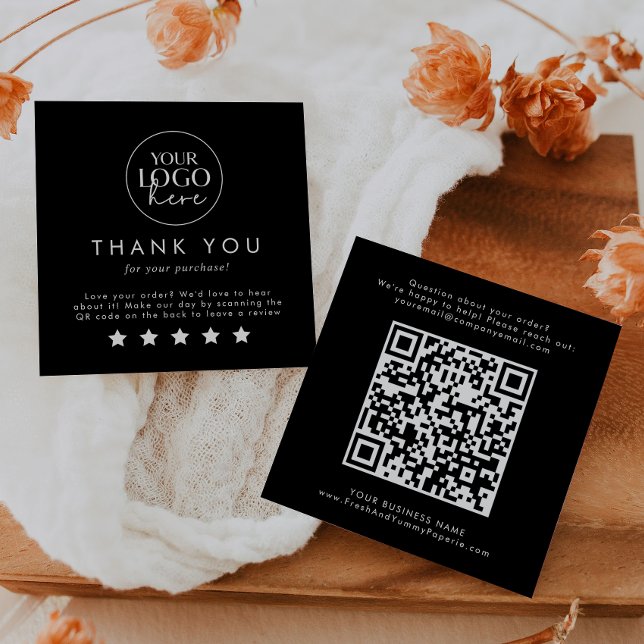 Chic Black Typografy Logo QR-Code Verlass A Review Quadratische Visitenkarte (Von Creator hochgeladen)