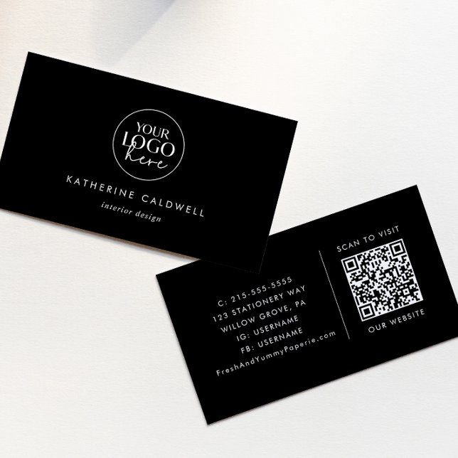 Chic Black Typografy Logo und QR Code Visitenkarte (Von Creator hochgeladen)