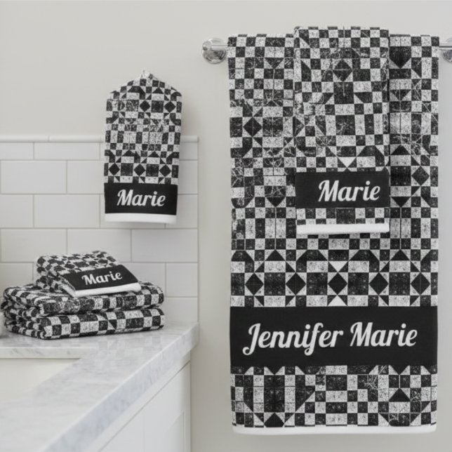 Chic Black & White Floral Checkerboard Custom Name Badhandtuch Set (Von Creator hochgeladen)