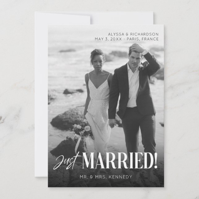 Chic Black & White Foto Typografie Just Married Einladung (Vorderseite)