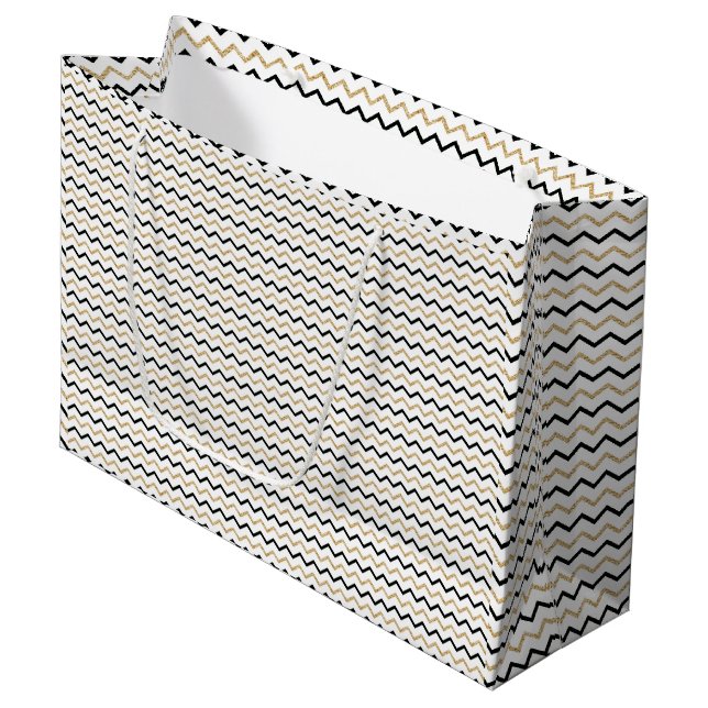 Chic Black, White & Gold Zickzack Geschenktasche Große Geschenktüte (Vorderseite Schrägansicht)