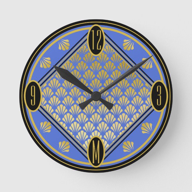 Chic Blue & Black Art Deco Lüftermuster Monogramm Runde Wanduhr (Vorderseite)