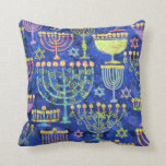 Chic Blue Gold Menorah Star von David Hanukkah Kissen<br><div class="desc">Das Ferienkissen zeichnet sich durch ein elegantes Muster aus Gold,  grünen und lila Menorah und Goldstar von David auf einem blauen Hintergrund aus. Entworfen von dem weltbekannten Künstler Tim Coffey.</div>