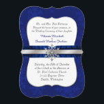Chic Blue Jeweled Snowflake Wedding Einladung<br><div class="desc">Eleganter Winter Hochzeitseinladung in blau auf blauem Snowflake-Muster Hintergrund, mit einem silbergelben, weißen Klammer geformten Textbereich. Die Grafik eines reichen dunkelblauen Satins und eines silberfarbenen Ribons, läuft in der Mitte der Einladung und ist mit einem silbernen Ton und einem diamantähnlichen Schneeflocken geschmückt. Personalisieren Sie den schwarz-blauen Text nach Ihren Wünschen....</div>