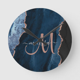 Chic Blue Rose Gold Agate Script Monogram Custom Runde Wanduhr