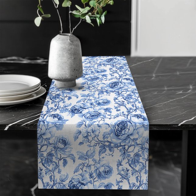 Chic Blue Roses Toile Floral Pattern Style Table  Großer Tischläufer (Chic Blue Roses Toile Floral Pattern Style Table Runner)
