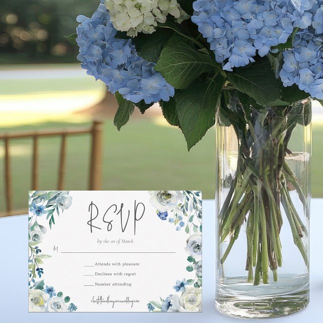 Chic Blue White Blumengarten Hochzeit RSVP Karte (Von Creator hochgeladen)