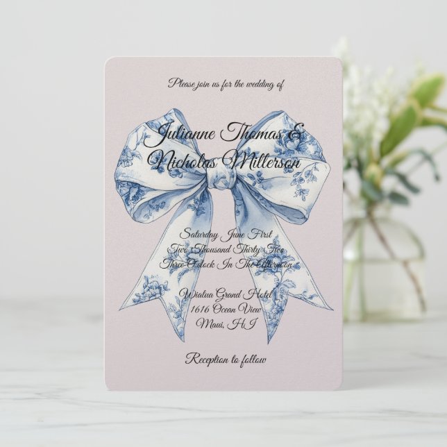 Chic Blue White Bow Blush Pink Wedding Einladung (Stehend Vorderseite)