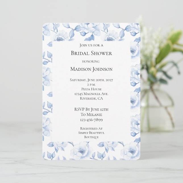 Chic Blue White Floral Brautparty Einladung (Stehend Vorderseite)