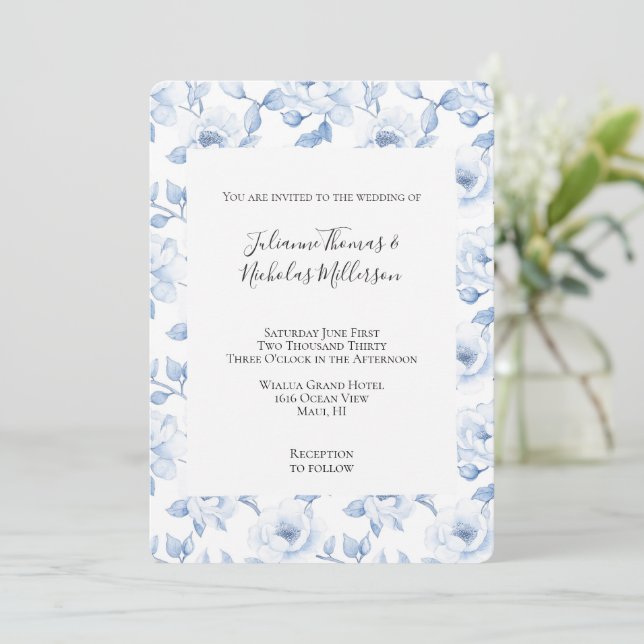 Chic Blue White Floral Wedding Einladung (Stehend Vorderseite)