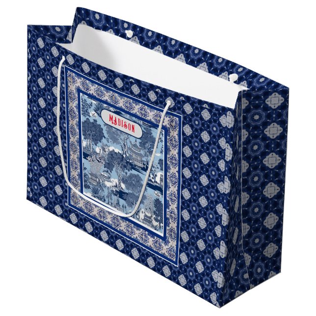Chic Blue white willow chinoiserie toile monogramm Große Geschenktüte (Vorderseite Schrägansicht)
