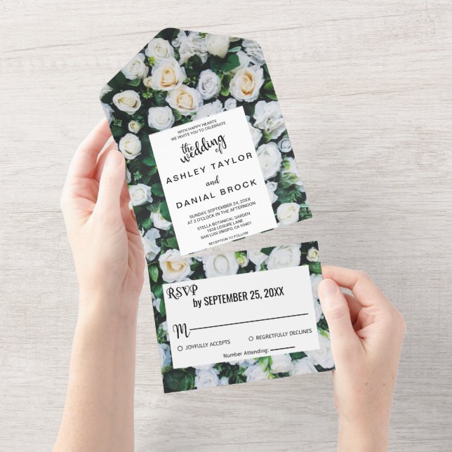 Chic botanische Blüten Weiße Rosen Blumenzehen All In One Einladung (Abreißen)