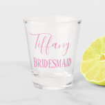 Chic Bridesmaid Favor Schnapsglas<br><div class="desc">Shoppen Sie schicke Bridesmaids Geschenke bei Hochzeiten von Rhoadie. Dieses hübsch rosa Design zeigt Ihren Namen in einem hübschen,  kursiven Schriftart. Unter ist "Bridesmaid" in niedlichem Text geschrieben. Macht einen großen Junggeselinnen-Abschied zu Gunsten. Personalisieren Sie Ihr Glas noch heute!</div>