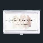Chic Brush Stroke | Imitate Rose Gold auf Weiß Visitenkarten Dose<br><div class="desc">Dieser elegante Visitenkartenhalter verfügt über eine goldene Imitat-Rose,  einen trendigen Pinselstrich auf weißem Hintergrund. Ihr Name erscheint in trendy handgeschriebener Skripttypografie.</div>