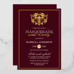 Chic Burgundy Red & Gold Masquerade Sweet 16 Party Folieneinladung<br><div class="desc">Chic Burgundy Red & Gold Masquerade Sweet 16 Party Foil Einladungen. Mit einer goldenen Folienmaske oben vor einem bordeauxroten Hintergrund. Perfekt für eine moderne und dennoch schicke,  süße 16 Geburtstagsparty!</div>