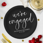 Chic Calligrafy Wir sind Verlobte Engagement Party Pappteller<br><div class="desc">Eine stilvolle Kalligraphie-Engagement Party Papier Platte. Einfach mit Ihren Daten personalisieren. ANKUNFT: Wenn Sie eine Anpassung des Designs benötigen,  kontaktieren Sie mich bitte über den Chat; wenn Sie Informationen über Ihre Bestellung,  Versandoptionen,  etc. benötigen,  kontaktieren Sie mich bitte direkt in Touch mit dem Zazzle-Support.</div>