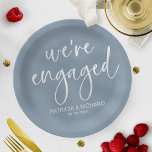 Chic Calligrafy Wir sind Verlobte Engagement Party Pappteller<br><div class="desc">Eine stilvolle Kalligraphie-Engagement Party Papier Platte. Einfach mit Ihren Daten personalisieren. ANKUNFT: Wenn Sie eine Anpassung des Designs benötigen,  kontaktieren Sie mich bitte über den Chat; wenn Sie Informationen über Ihre Bestellung,  Versandoptionen,  etc. benötigen,  kontaktieren Sie mich bitte direkt in Touch mit dem Zazzle-Support.</div>